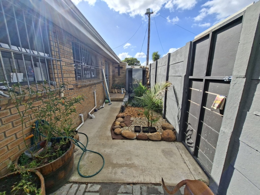 2 Bedroom Property for Sale in Groenvallei Western Cape